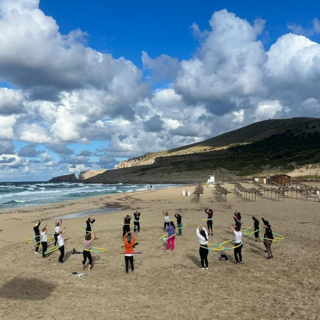 Hula Hoop Kurs mit Elli Hoop am Strand Meer Hullern unter Palmen