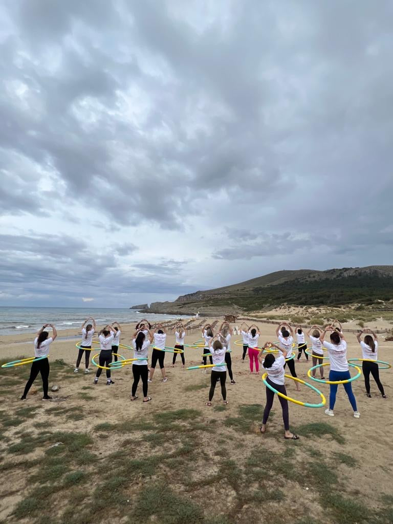 elli hoop hula hoop am strand hullern unter palmen